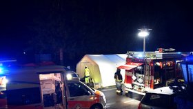 Auto vjelo na severu Itálie do skupiny turistů, šest lidí zemřelo. Na místě zasahovalo 160 záchranářů. (5.1.2019)