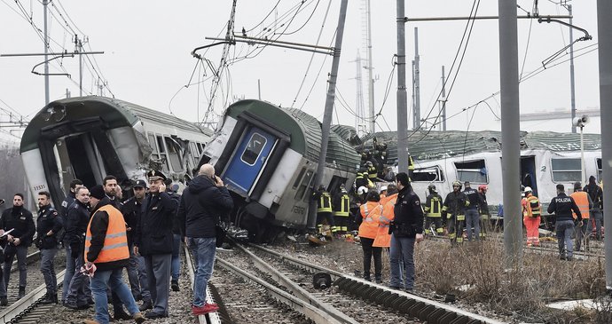 U Milána vykolejil vlak.