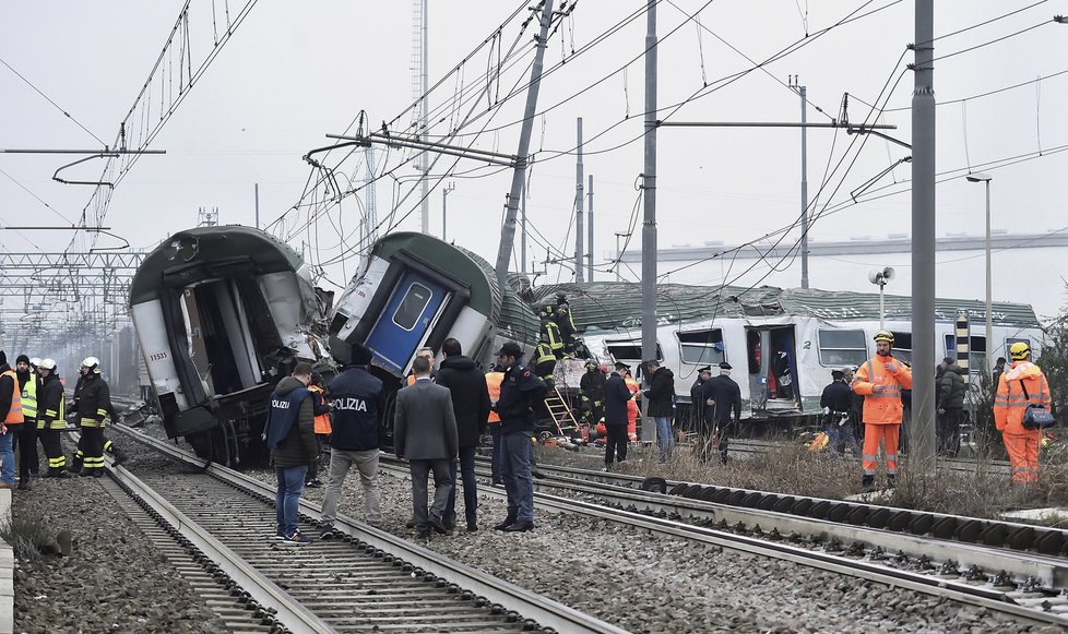 U Milána vykolejil vlak.
