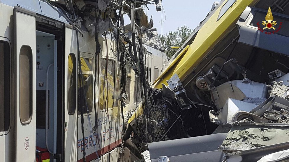 Při čelní srážce vlaků na jihu Itálie zahynulo 23 lidí. Asi padesát dalších osob je zraněno. Neštěstí se stalo na regionální trati mezi městy Ruvo di Puglia a Corato, asi 30 kilometrů západně od města Bari