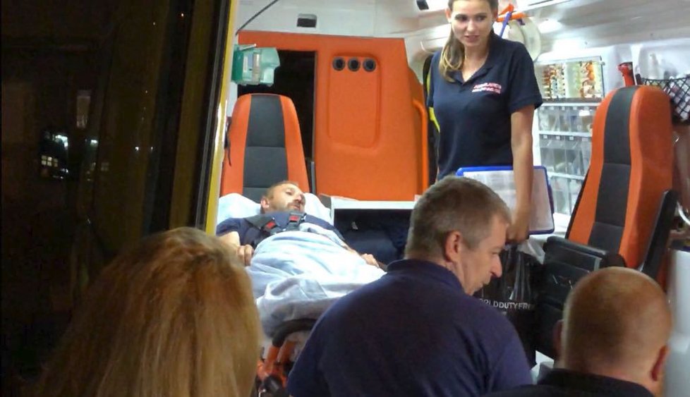 Českého kamioňáka Martina K. (46), který přežil děsivý pád mostu v Janově, přivezla v úterý večer sanitka do pražské Thomayerovy nemocnice