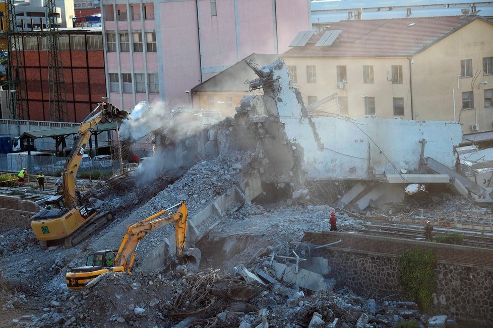 Nový dálniční most v italském Janově, který nahradí viadukt, jenž se částečně před třemi týdny zřítil, už nebude stavět společnost Autostrade per l&#39;Italia.