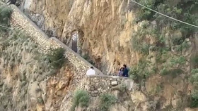 Žena se zřítila z útesu v Itálii.