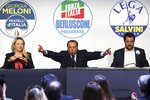 Zleva: Giorga Meloniová, Silvio Berlusconi a Matteo Salvini.