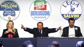 Zleva: Giorga Meloniová, Silvio Berlusconi a Matteo Salvini.