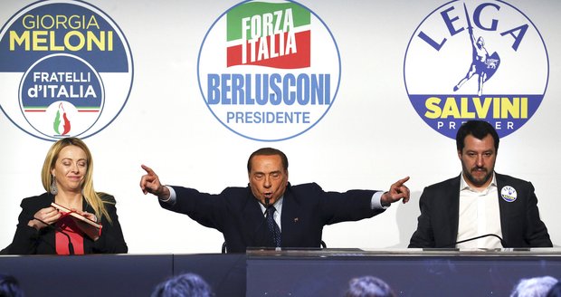 Návrat Berlusconiho na vrchol italské politiky může zmařit žena bez tváře