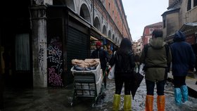 Vydatné deště zaplavily skoro polovinu historického centra Benátek. (12.11.2019)