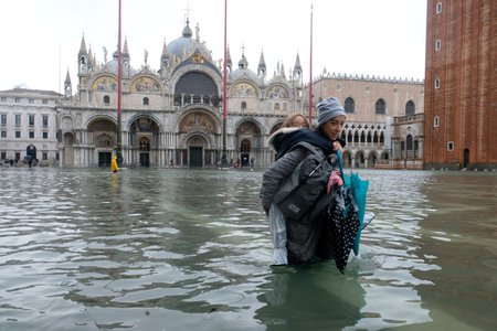 Pod vodou je i náměstí sv. Marka. (12.11.2019)