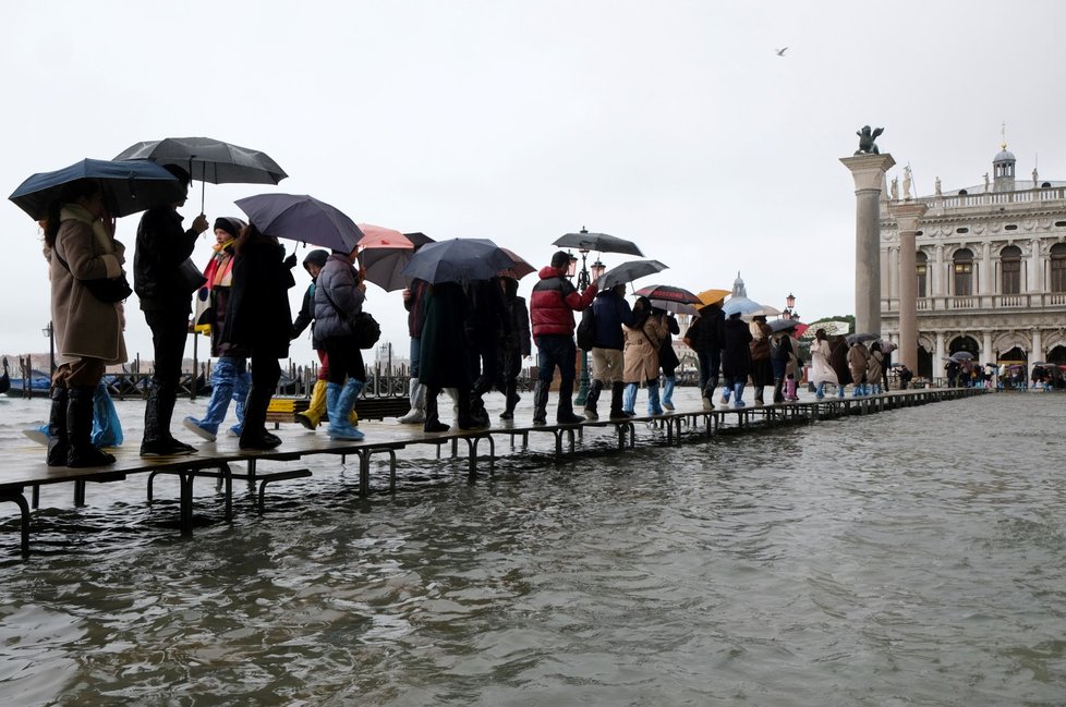 Vydatné deště zaplavily skoro polovinu historického centra Benátek. (13. 11. 2019)