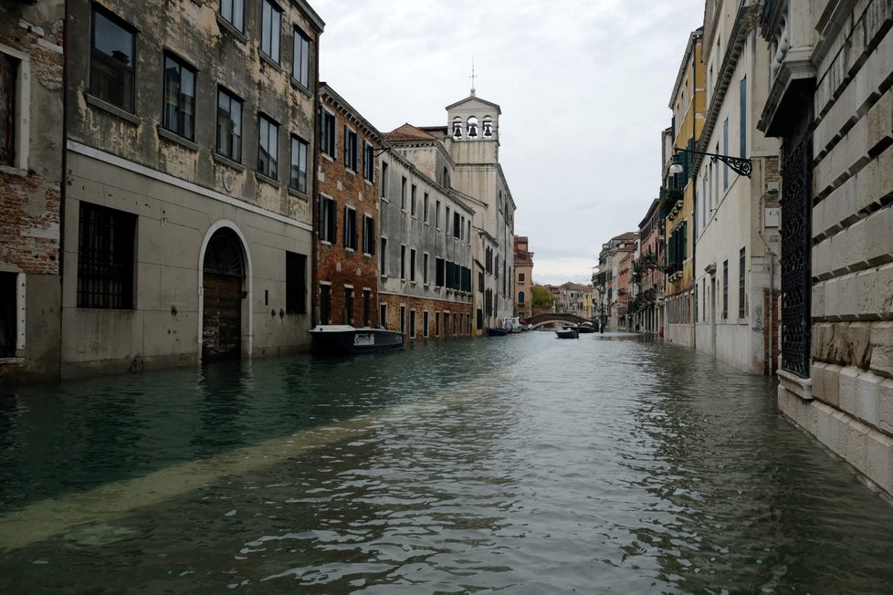 Voda v Benátkách začala konečně opadávat.