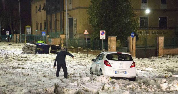 Půlmetrové závěje krup: Itálií se prohnala bouře, doprava kolabuje, školy zavřely