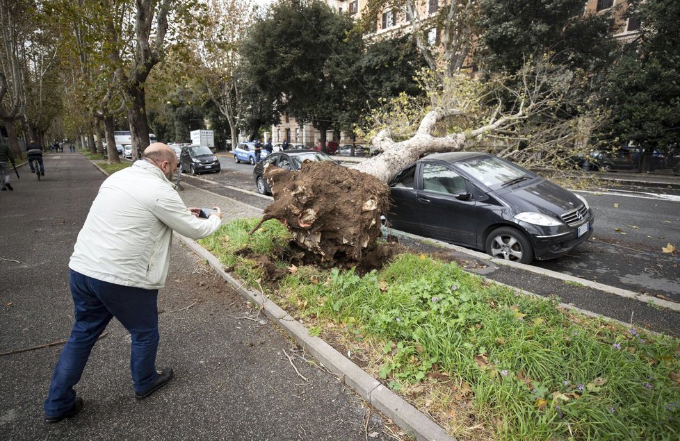 Itálii zasáhly silné deště a vítr, na svědomí mají už 2 životy.