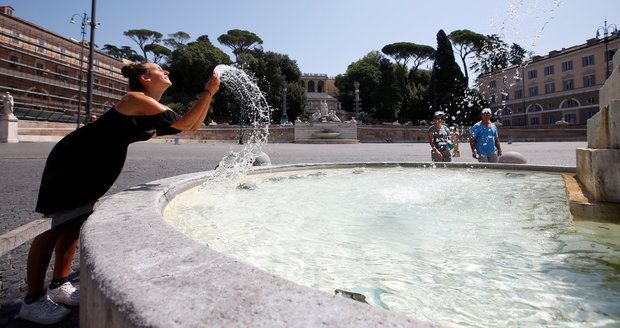 Spalující vedro trápí i Itálii. V Římě bude až 40 °C, lidé kolabují na ulicích