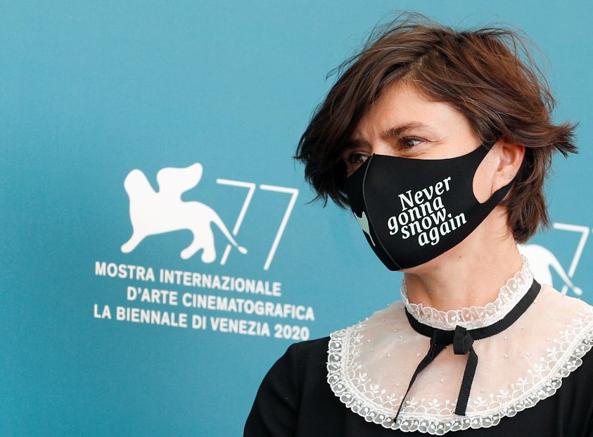 Režisérka filmu Sněžit už nikdy nebude Małgorzata Szumowská pózuje fotografům na filmovém festivalu v Benátkách