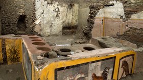 Archeologové nalezli v Pompejích nalezli mimořádně zachované thermopolium, tedy jakési antické rychlé občerstvení.