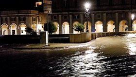 Střed Itálie zasáhly silné deště a povodně, úřady pátrají po malém dítěti