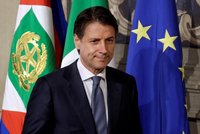 Premiérem Itálie se stal neznámý profesor Conte. Kauzu se životopisem ustál