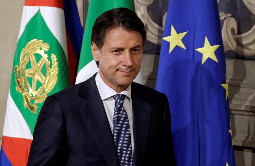 Italský prezident Sergio Mattarella (vlevo) jmenoval novým premiérem opětovně Giuseppa Conteho
