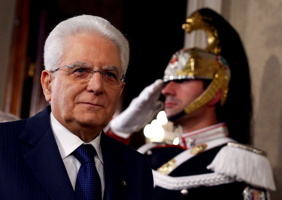 Italský prezident Sergio Mattarella odchází ze setkání s lídry Hnutí pěti hvězd a Ligy Severu (21.5.2018). V minulých dnech navrhoval vytvoření „neutrálního“ kabinetu, který by zemi dovedl k předčasným volbám. Vítězové posledních parlamentních voleb však nakonec dokázali nalézt shodu a představili mu jméno nového premiéra.