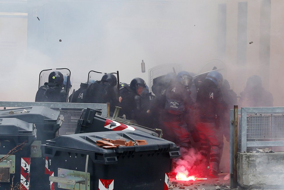 Zevrubné kontroly na hranicích Itálie a Rakouska rozlítily mladé Italy. Proti uprchlickým opatřením použili kameny. Policie odpověděla „slzákem“ a vodními děly.