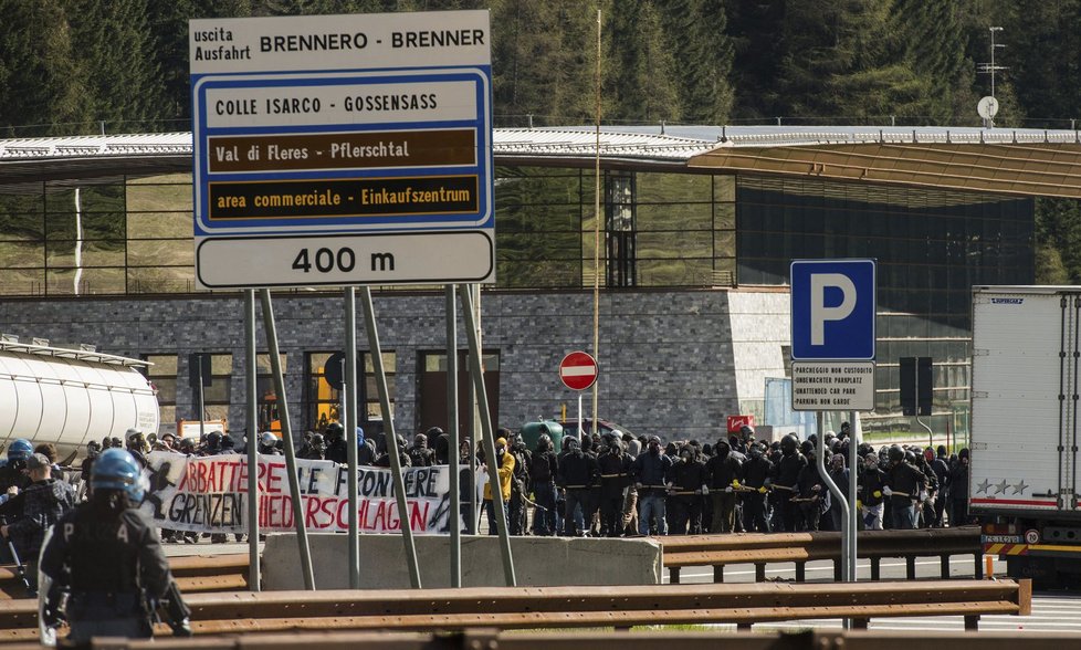 Zevrubné kontroly na hranicích Itálie a Rakouska rozlítily mladé Italy. Proti uprchlickým opatřením použili kameny. Policie odpověděla „slzákem“ a vodními děly.