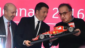 Italský premiér Renzi s prezidentem Ferrari Marchionnem