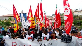 Na podporu starosty demonstrovaly ve „vzorovém městě uprchlické integrace“ desítky lidí (18.10.2018)