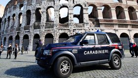 Dvě mladé turistky z USA dostaly při návštěvě Říma nápad, jak se navždy zapsat do historie. Rozhodly se svá jména vyrýt do zdi slavné historické památky Koloseum.