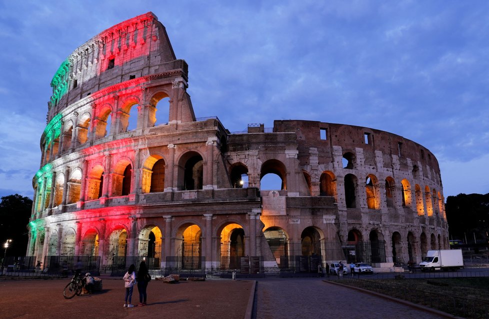 Koronavirus v Itálii: Římská chlouba Coloseum se ponořilo do barev italské vlajky, aby tak alespoň vizuálně podpořil rodiny, které přišly o své blízké (31.5.2020)