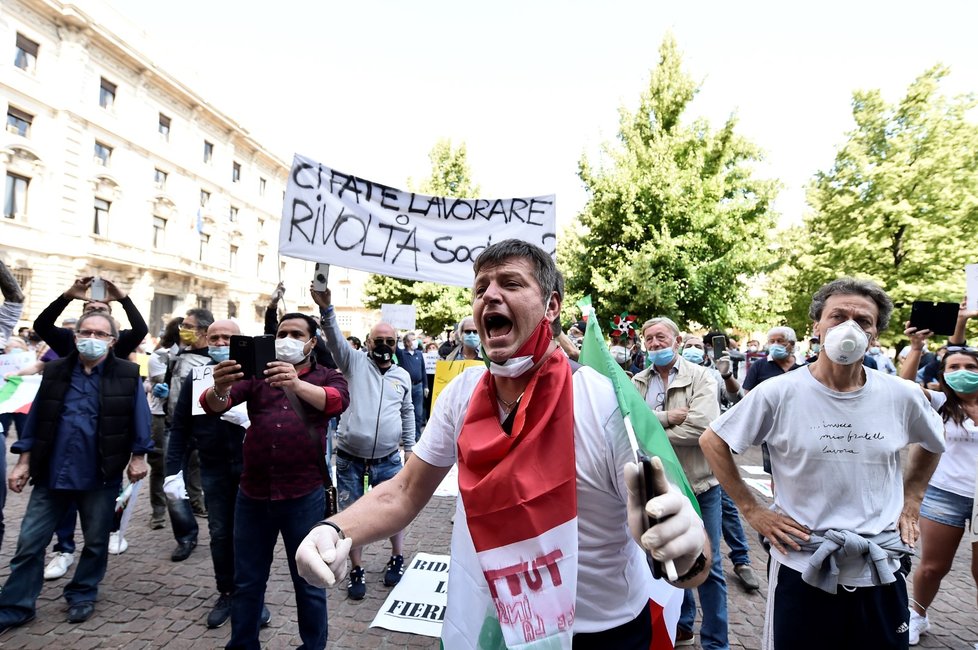 Koronavirus v Itálii: Lidé vyšli do ulic s transparenty jako „Hladovíme“. Učinila tak poté, co Itálie po několika měsících uvolnila část opatření (18.5.2020).