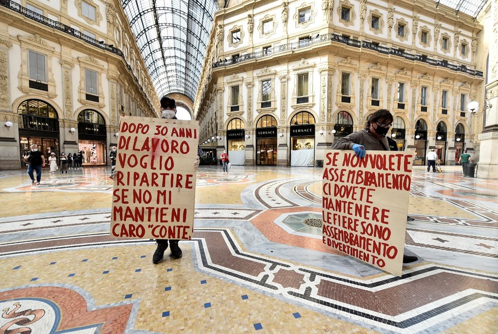 Koronavirus v Itálii: Lidé vyšli do ulic s transparenty jako „Hladovíme“. Učinila tak poté, co Itálie po několika měsících uvolnila část opatření (18.5.2020).