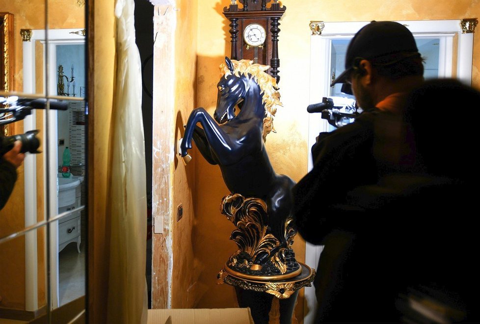 Italská mafie má zkažené Vánoce: Policie jim zdemolovala 8 domů a zabavila luxusní vybavení