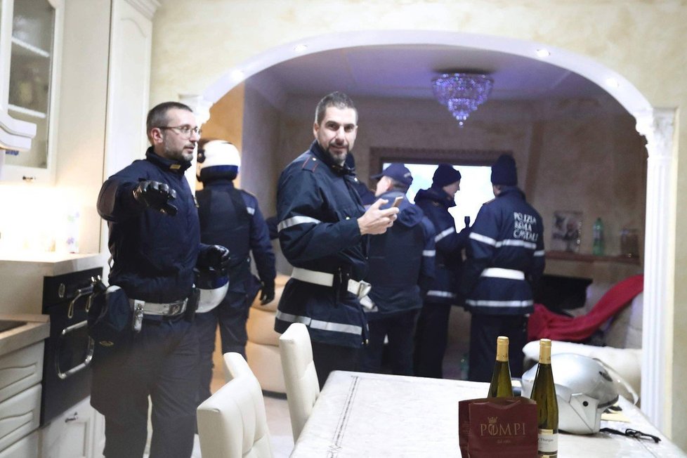 Italská mafie má zkažené Vánoce: Policie jim zdemolovala 8 domů a zabavila luxusní vybavení