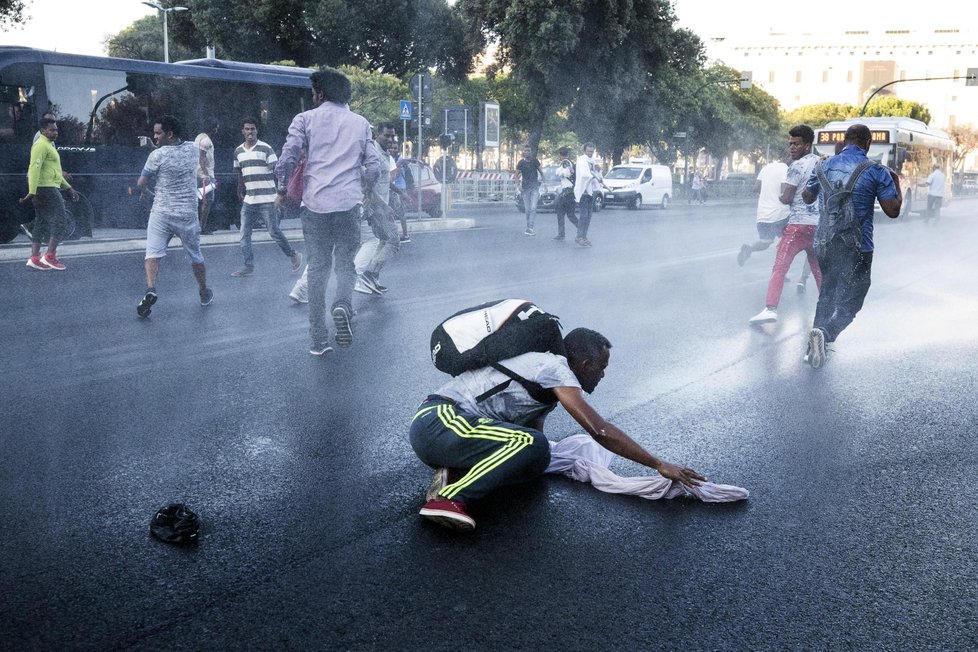 Italská policie se ve čtvrtek ráno střetla se zhruba stovkou uprchlíků na římském náměstí Piazza Indipendenza.