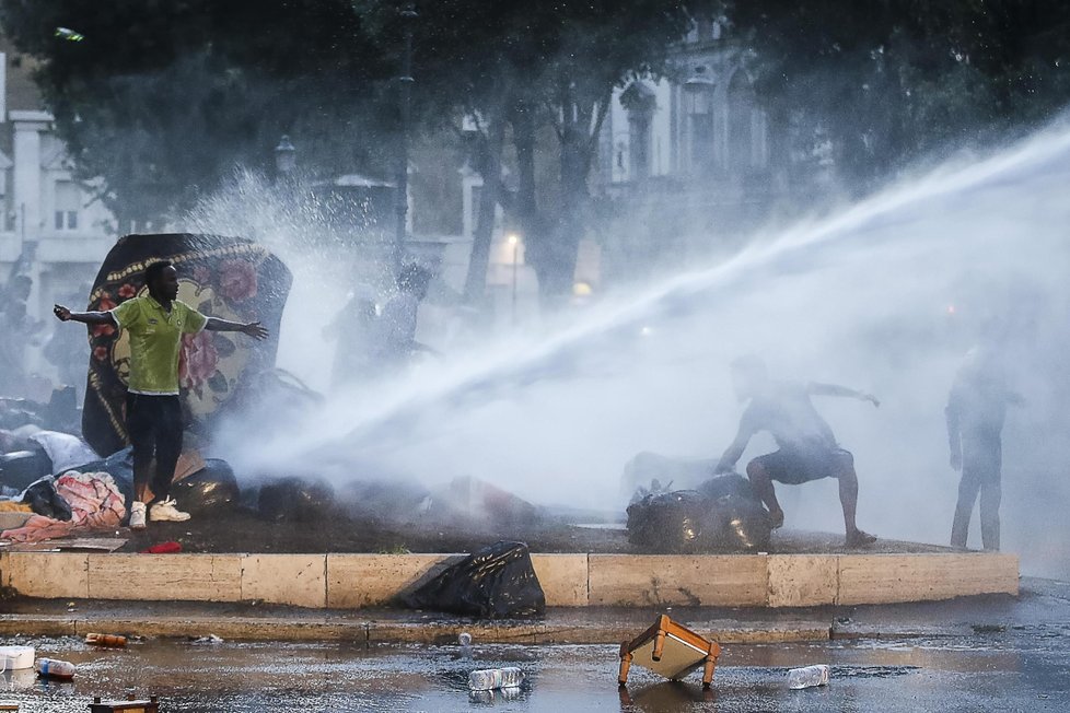 Italská policie se ve čtvrtek ráno střetla se zhruba stovkou uprchlíků na římském náměstí Piazza Indipendenza.