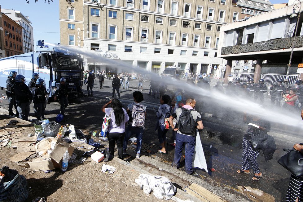 Italská policie se ve čtvrtek ráno střetla se zhruba stovkou uprchlíků na římském náměstí Piazza Indipendenza.