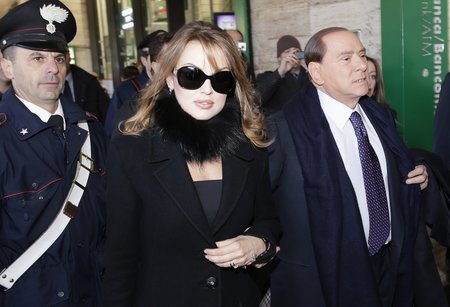 Italský expremiér Silvio Berlusconi s partnerkou Francescou Pascaleovou, archivní snímek z roku 2012