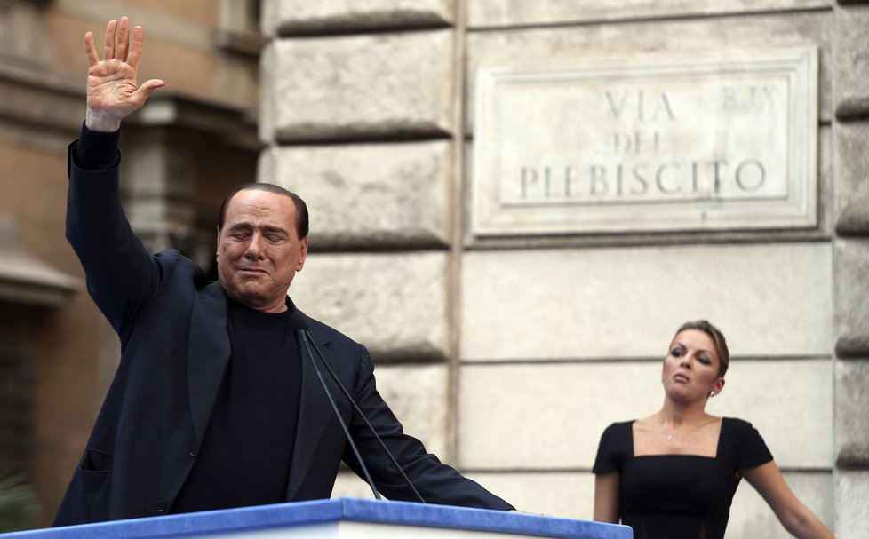 Italský expremiér Silvio Berlusconi s partnerkou Francescou Pascaleovou, archivní snímek z roku 2013