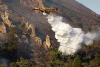 Další turistický ráj v plamenech: Na Sardinii evakuovali stovky turistů, oheň se blíží k plážím