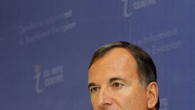Zemřel bývalý italský eurokomisař Frattini, byl u vstupu ČR do Schengenu (25. 12. 2022).