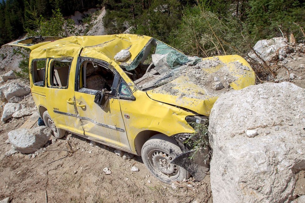 Sesuv půdy zabil na severu Itálie tři lidi, jedním z nich je Čech. Půda a velké množství bahna se navalily na automobily parkující před jednou z chat a smetly je.