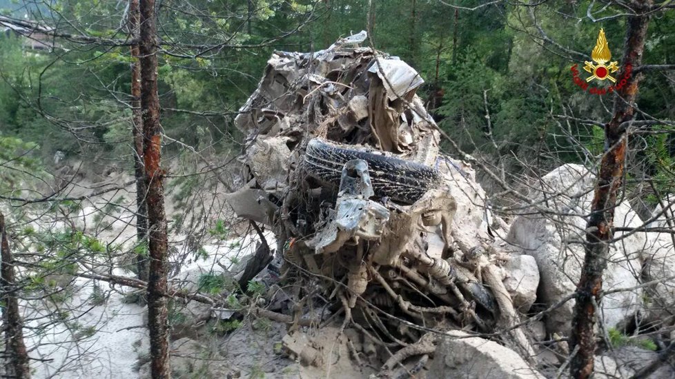 Sesuv půdy zavalil na severu Itálie několik lidí, včetně Čechů. Půda a velké množství bahna se navalily na automobily parkující před jednou z chat a smetly je.