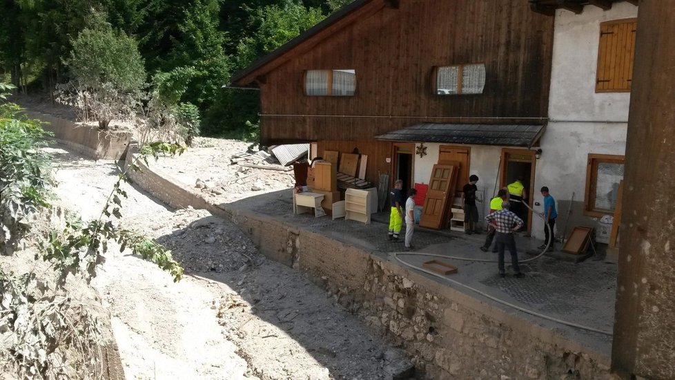 Sesuv půdy zavalil na severu Itálie několik lidí, včetně Čechů. Půda a velké množství bahna se navalily na automobily parkující před jednou z chat a smetly je.