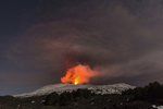 Deset lidí dnes utrpělo zranění při výbuchu v jednom z kráterů sicilské sopky Etna. Sopečná aktivita z posledních dnů nezpůsobila zatím žádné větší problémy.