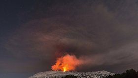 Bouřící Etna vychrlila spršku lávy. Poranila deset lidí včetně turistů