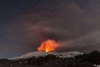 Bouřící Etna vychrlila spršku lávy. Poranila deset lidí včetně turistů