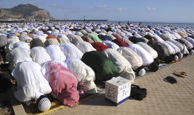 Modlící se muslimové na italské Sicílii