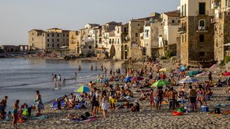 Rajská dovolená, nebo past? Hrozba tsunami ve Středomoří se může týkat i tisíců českých turistů Rajská dovolená, nebo past? Hrozba tsunami ve Středomoří se může týkat i tisíců českých turistů