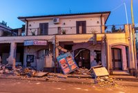 Zemětřesení v dovolenkovém ráji: Poničené domy, desítky zraněných
