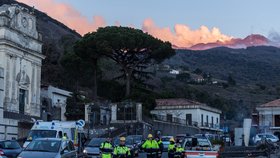 Zemětřesení o síle 4,8 stupně dnes časně ráno postihlo oblast ležící severně od sicilského města Katánie na svazích Etny. Otřesy způsobily menší materiální škody a vyžádaly si několik lehce zraněných. (26.12.2018)
